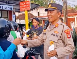 Polsek Karangmojo Bagikan 150 Paket Takjil di Simpang Empat Karangmojo