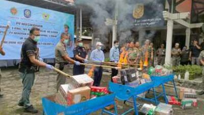 Bersama Bea Cukai, Satpol PP DIY Musnahkan Rokok dan Cairan Vape Ilegal Senilai Rp 2,58 M