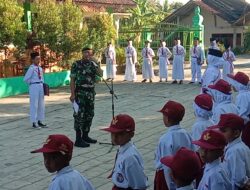 Tanamkan Nasionalisme Sejak Dini, Bati Tuud Koramil Ponjong Pimpin Upacara di SDN Surodadi II