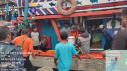 Perahu Jukung Terbalik Dihantam Ombak di Pantai Sadeng, Nelayan Asal Sukabumi Selamat