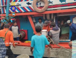 Perahu Jukung Terbalik Dihantam Ombak di Pantai Sadeng, Nelayan Asal Sukabumi Selamat