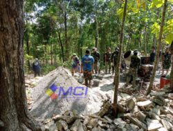 Kebersamaan TNI dan Warga di TMMD Gunungkidul: Ibu-Ibu Ikut Gotong Royong, Satgas Kebut Penyelesaian Sasaran Fisik