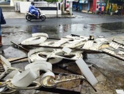 Diterjang Angin Kencang, Papan Nama Toko di Jalan Tamansiswa Roboh: Dua Petugas Parkir Luka, Dua Mobil Rusak
