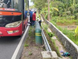 Kurang Jaga Jarak, Pemotor di Patuk Tabrak Bus dan Terperosok ke Selokan