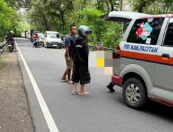 Pemotor Terkapar Usai Tabrak Truk Dump Mogok di Jalur Wonosari–Jogja