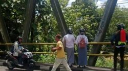 Geger Paliyan! Remaja Putri Nekat Lakukan Aksi Membahayakan Diri di Jembatan Grogol, Warga Langsung Bertindak