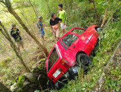 Hindari Sepeda Motor, Mobil di Semanu Terjun ke Ladang Dua Meter