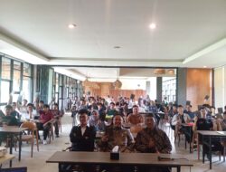 Pelajar SMAIT Abu Bakar Wates Bedah Buku “Terralogika”, Inspirasi Generasi Muda Berkarya