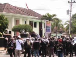 Ratusan Massa Kepung PN Wonosari, Tuntut Hukuman Lebih Berat Pelaku Kekerasan Seksual Balita