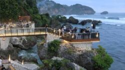Menikmati Keindahan Laut Selatan dari Atas Tebing, On The Rock Gunungkidul Jadi Destinasi Favorit Wisatawan