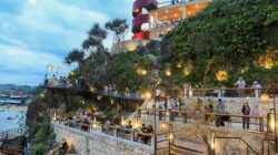 Healing Tipis-tipis Sampai Lupa Pulang, On The Rock Gunungkidul Jadi Spot Sunset Paling Hits di Pantai Drini