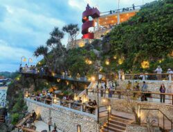 Healing Tipis-tipis Sampai Lupa Pulang, On The Rock Gunungkidul Jadi Spot Sunset Paling Hits di Pantai Drini