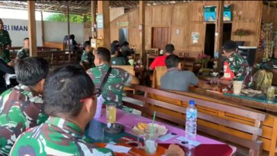 Anggota Kodim 0730/Gunungkidul Nobar Piala Dunia 2026 Bersama Warga, Pererat Silaturahmi di Angkringan Pak Zam