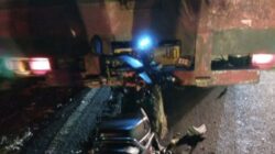 Astrea Grand Tabrak Truk Parkir di Jalan Lingkar Selatan Wonosari, Pemotor Patah Kedua Kaki
