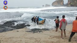 Empat Nelayan Selamat Setelah Perahu Terbalik Dihantam Gelombang di Pantai Siung