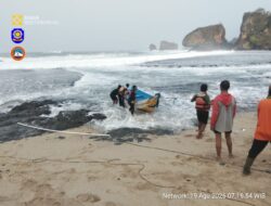 Empat Nelayan Selamat Setelah Perahu Terbalik Dihantam Gelombang di Pantai Siung