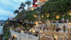 On The Rock Drini Jadi Magnet Wisata Baru Gunungkidul, Tawarkan Sensasi Menikmati Laut dari Atas Karang