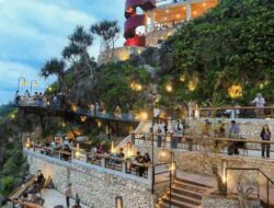 On The Rock Drini Jadi Magnet Wisata Baru Gunungkidul, Tawarkan Sensasi Menikmati Laut dari Atas Karang