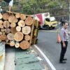 Truk Bermuatan Kayu Gelondongan Terguling di Tikungan Hargodumilah Patuk