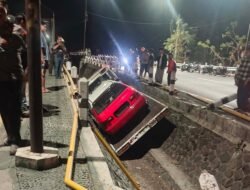 Towing H 8750 PG Tabrak Pembatas Jalan di Playen, Oleng Masuk Area Jembatan
