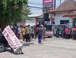 Puluhan Warga Bendorejo Demo di Balai Kalurahan Semanu, Tuntut Dukuh Mundur